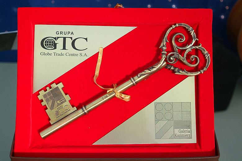 Symboliczny klucz przekazany dla Krakowa przez GTC.