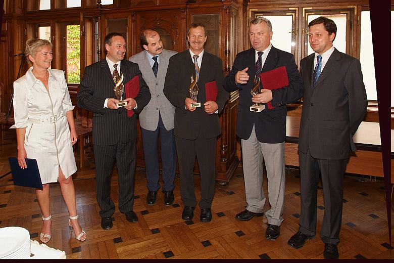 Pamiątkowa fotografia laureatów z przedstawicielami władz Krakowa.