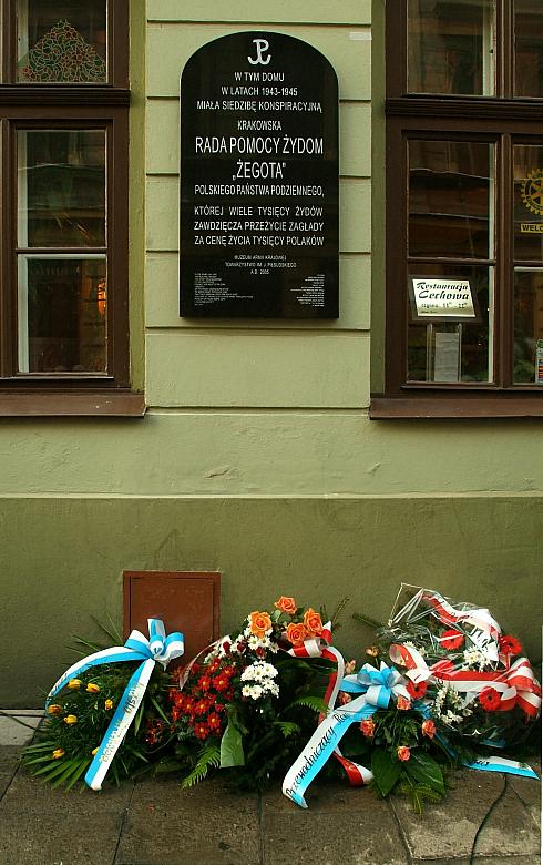 Tablica pamiątkowa Rady Pomocy Żydom umieszczona jest na ścianie budynku przy ul. Jagiellońskiej 11.