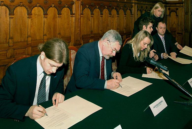 Prezydent Miasta Krakowa prof. Jacek Majchrowski oraz przewodniczący czterech krakowskich młodzieżówek podpisali w Urzędzie Mias