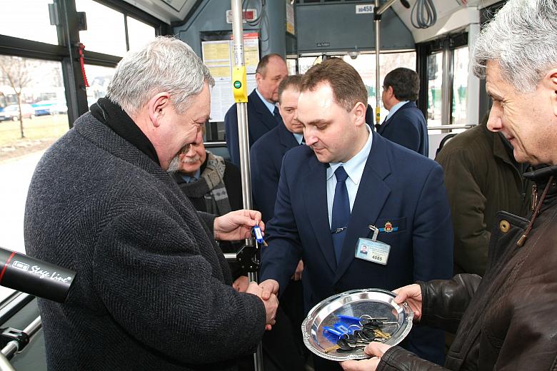 Prezydent Miasta Krakowa Jacek Majchrowski wręczył kierowcom MPK kluczyki do nowych pojazdów.