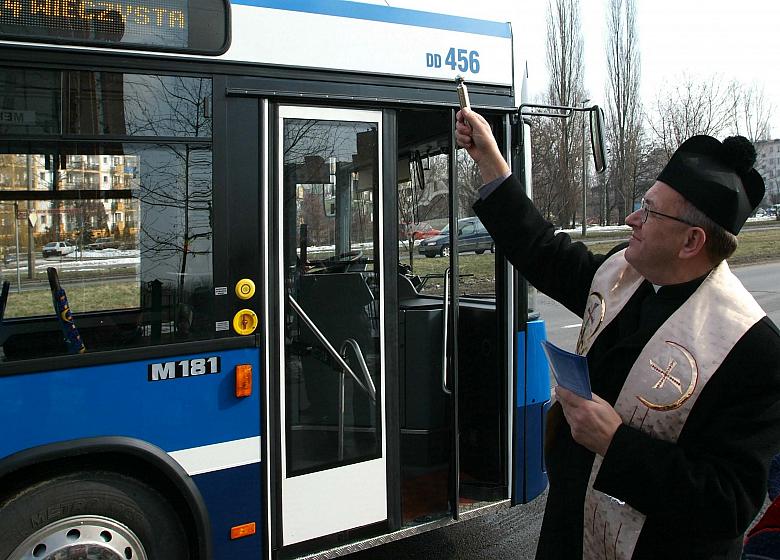 Przed wyruszeniem na krakowskie ulice wszystkie autobusy zostały poświęcone. 