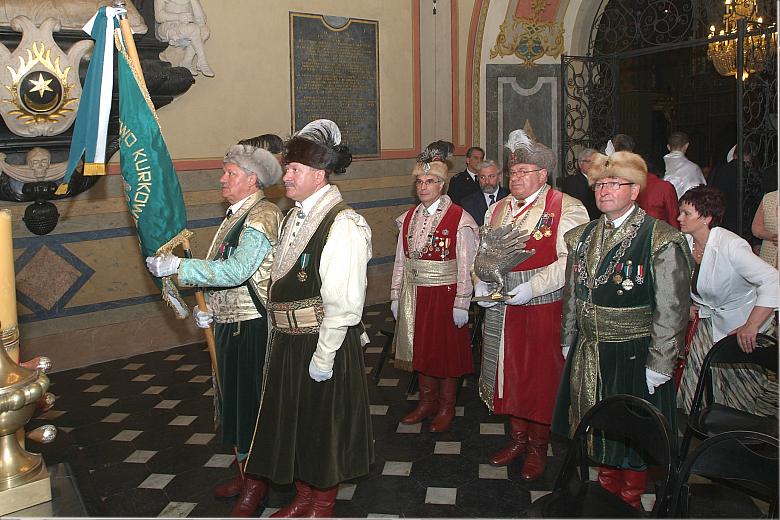 Hołd księciu Bolesławowi oddali także przedstawiciele najstarszej świeckiej, polskiej organizacji, krakowskiego Bractwa Kurkoweg