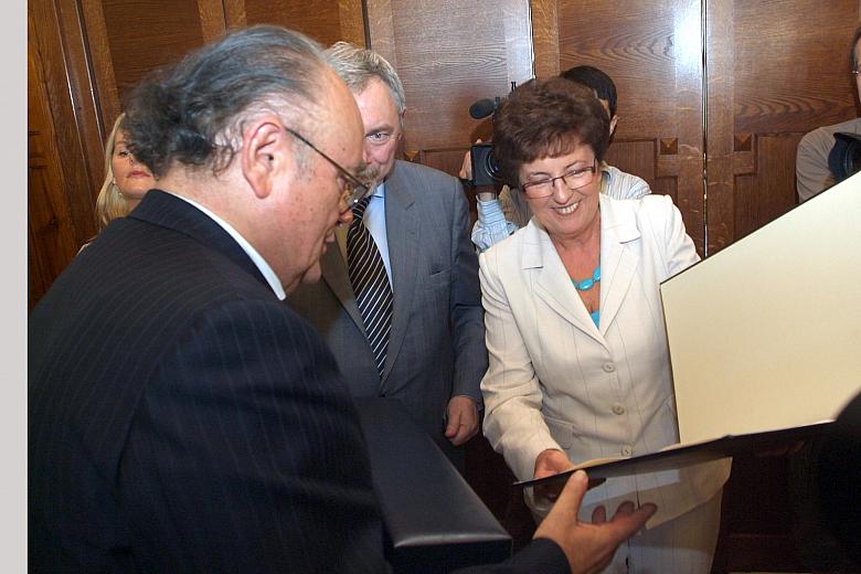 Sándor Demján, węgierski biznesmen, otrzymał tytuł na wniosek Stowarzyszenia "U Siemachy", którego działalność wspiera