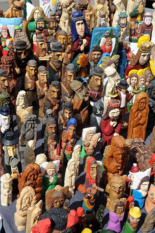 Na straganach prawdziwy tłum wyrzezanych z drewna figurek. Stoją tu w zgodzie Chrystusiki, święte Floriany, a i brodaci chasydzi