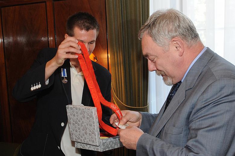 Radosław Zawrotniak podczas spotkania zaprezentował zdobyty przez siebie medal olimpijski, marzenie każdego sportowca.