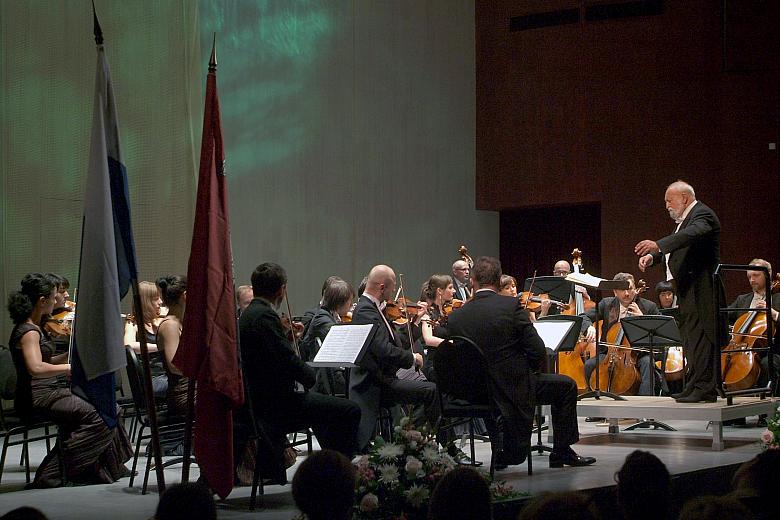 Następnie rozpoczęła swój koncert Sinfonietta Cracovia pod dyrekcją Krzysztofa Pendereckiego. 
