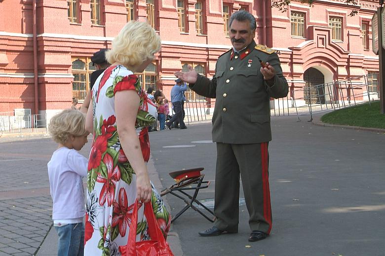 Na Kremlu można spotkać nawet fałszywego Generalissimusa, rzecz jasna z nieodstępną fajką w dłoni.