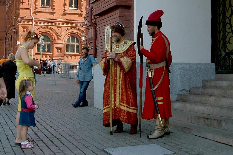 Prawdziwy Iwan Groźny a przy nim strażnik z berdyszem, to niewątpliwie scena godna sfotografowania.