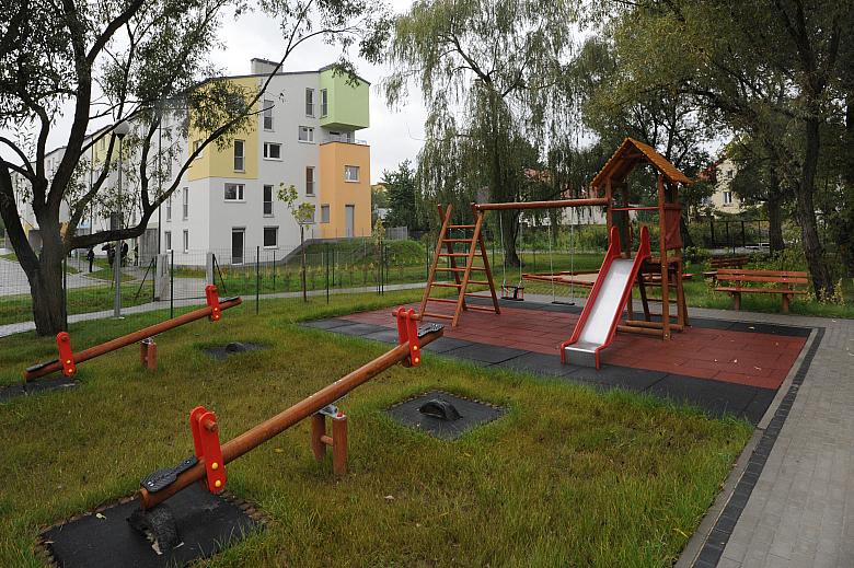 Kompleks budynków został wyposażony w place zabaw dla dzieci... 