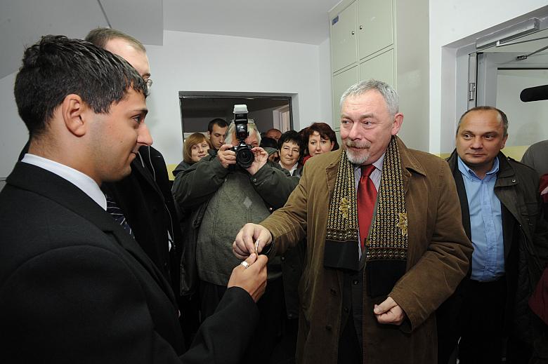 Jednym z nich był Krzysztof Surówka, któremu klucz do mieszkania wręczył Prezydent Krakowa Jacek Majchrowski.