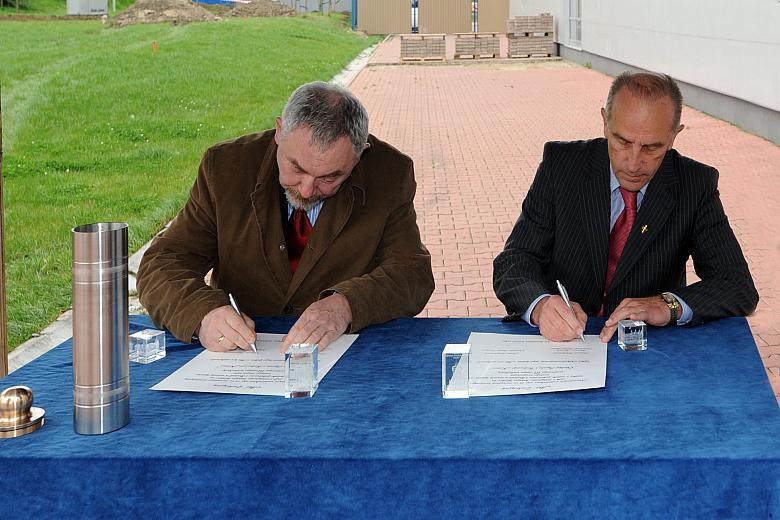 Akt erekcyjny na realizację III etapu budowy Ośrodka Sportu i Rekreacji podpisali: Jacek Majchrowski, Prezydent Miasta Krakowa o