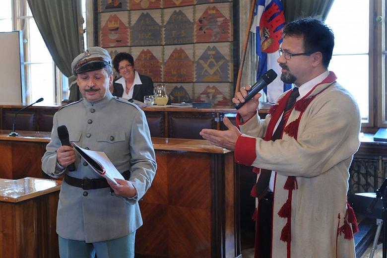 Sesja Rady Miasta wzbogaciła się o wyjątkowy punkt - lekcję patriotycznego śpiewania z krakowskimi radnymi, którą poprowadzili K