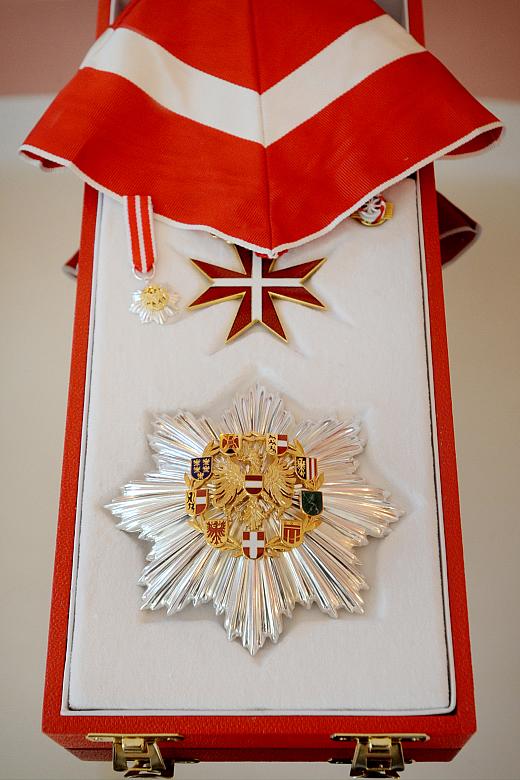 ...Wielkim Złotym Krzyżem Honorowym na Wstędze za zasługi dla Republiki Austrii.
