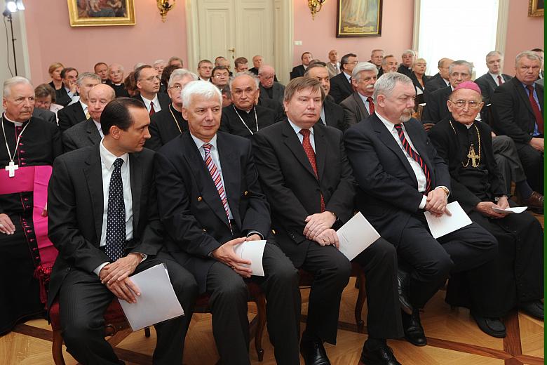 W uroczystości, w Pałacu Biskupim przy ul.  Franciszkańskiej 3, udział wzięło grono znanych krakowskich i małopolskich postaci.
