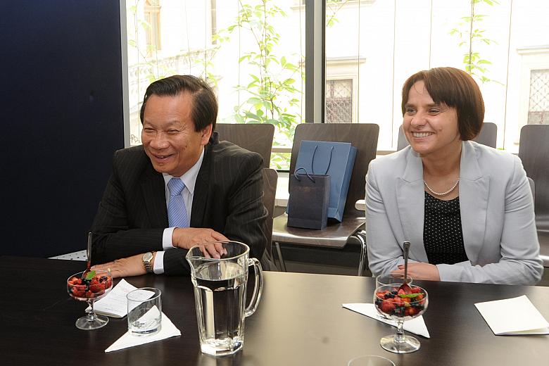 Delegacji z Hanoi towarzyszyli: Nguyen Van Xuong, Ambasador Wietnamu w Warszawie, Nguyen Van Thiem, Radca Amabasady ds. Ekonomic