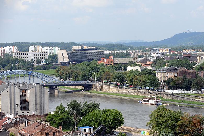 Budynek BPH leży stosunkowo blisko Wisły. Widać z niego oddany do użytku w roku 1933 most Piłsudskiego, który zachował do dziś p