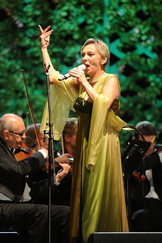Maria Meyer wykonała między innymi piosenki z repertuaru Hanki Ordonówny.