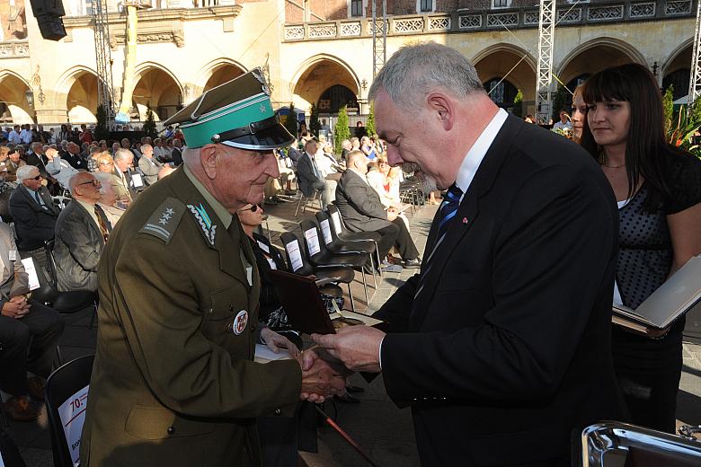 Ostatni żołnierze Września odbierali medale i gratulacje.