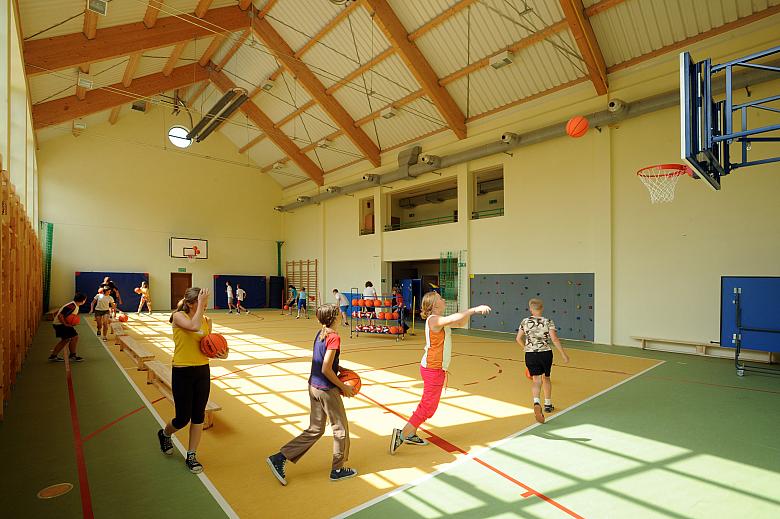 Świetnie wyposażona, nowoczesna sala gimnastyczna to wymarzone miejsce do gry i zabawy w gronie kolegów.