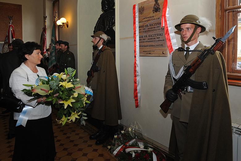 Pod tablicą złożono kwiaty. Zastępca Prezydenta Elżbieta Lęcznarowicz...