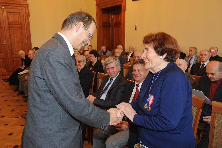 Medale "Opiekuna miejsc narodowej pamięci" wręczał Marcin Tatara...