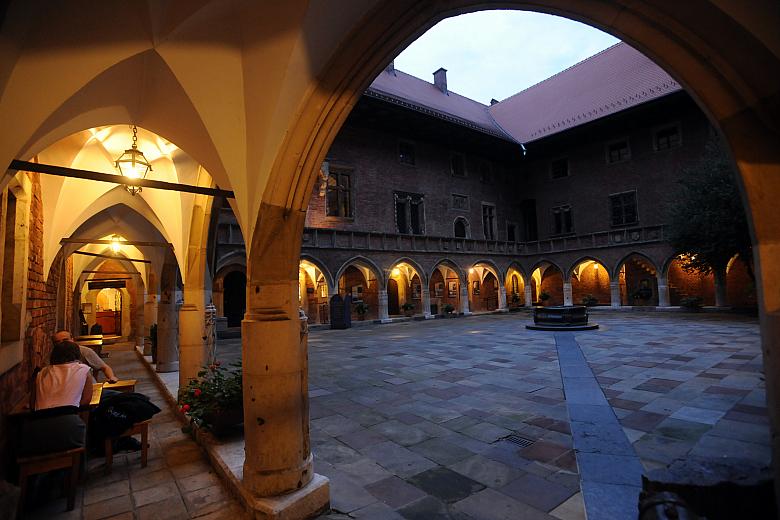 Collegium Maius, czyli Kolegium Większe, to najstarszy i najbardziej szacowny budynek Uniwersytetu Jagiellońskiego.