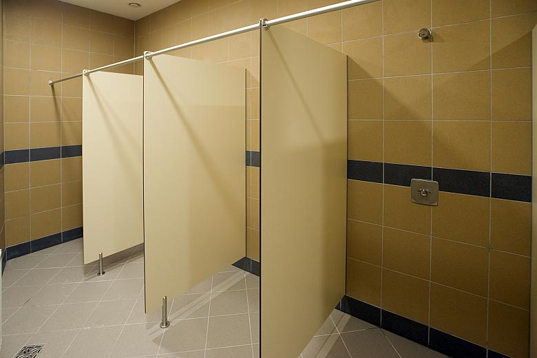 Po intensywnym treningu skorzystać można z estetycznych i funkcjonalnych kabin prysznicowych.