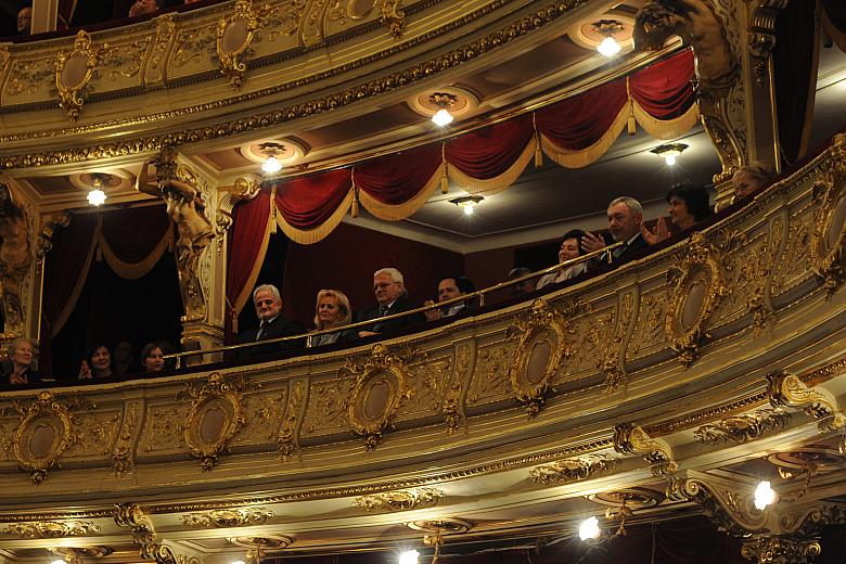 Swą obecnością uświetniają go władze Krakowa i Małopolski, a Patronat Honorowy nad koncertem obejmuje Prezydent Miasta.