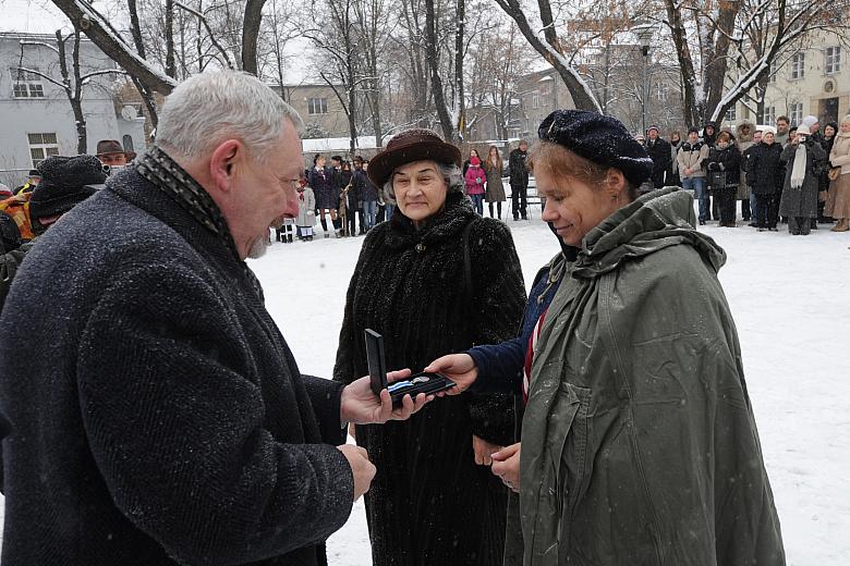 Prezydent Majchrowski przekazał Odznakę "Honoris gratia" dla "Żurawi" na ręce Szczepowej Marty Serwin oraz P