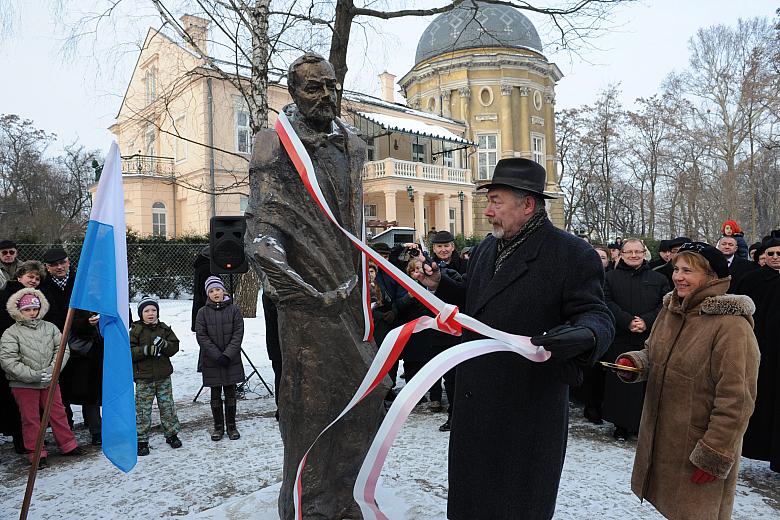 Odsłonięcia pomnika Erazma Jerzmanowskiego, według projektu prof. Stanisława Dousy, dokonał Prezydent Jacek Majchrowski.