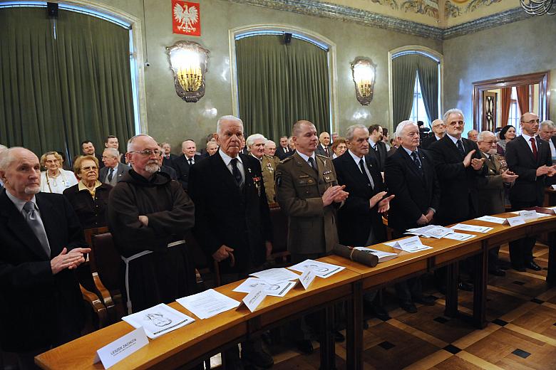 Na sali Obrad Rady Miasta Krakowa zromadzili się przedstawiciele środowisk kombatanckich, Wojska Polskiego, duchowieństwa oraz R