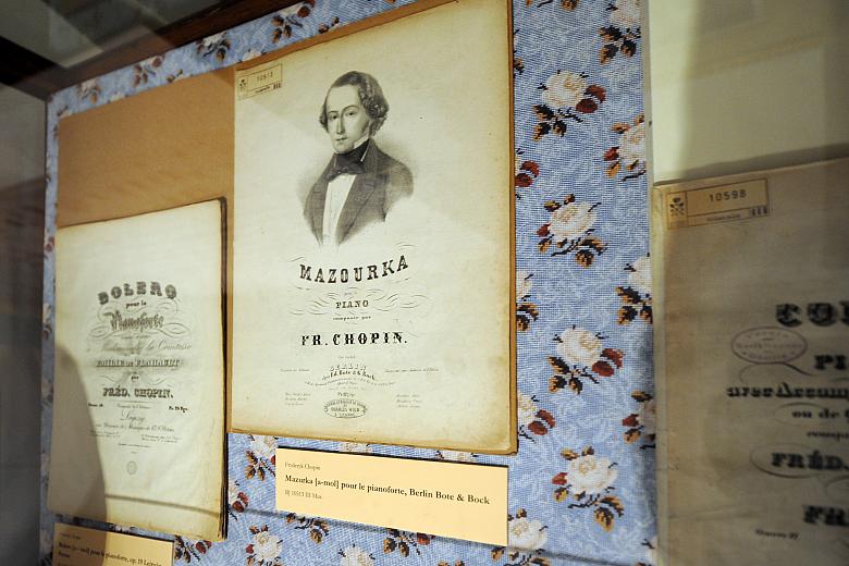Wśród prezentowanych eksponatów znalazły się zabytkowe wydania dzieł Chopina.