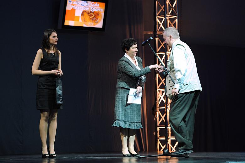Zastępca Prezydenta Krakowa Elżbieta Lęcznarowicz wręczyła nagrody laureatom konkursu na najlepszą rekomendację.