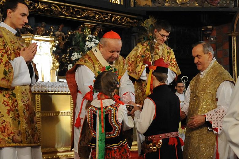 Dzieci z Zespołu Pieśni i Tańca "Krakowiacy" składały dary ołtarza.