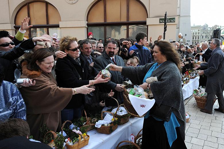 Wspólne święcenie pokarmów przed Bazyliką Mariacką w Krakowie to już tradycja. Coraz więcej mieszkańców i gości naszego miasta w