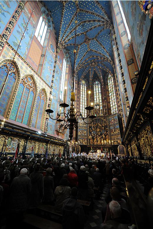 Tu uroczystą mszą świętą pod przewodnictwem Metropolity Krakowskiego Księdza Stanisława Kardynała Dziwisza...