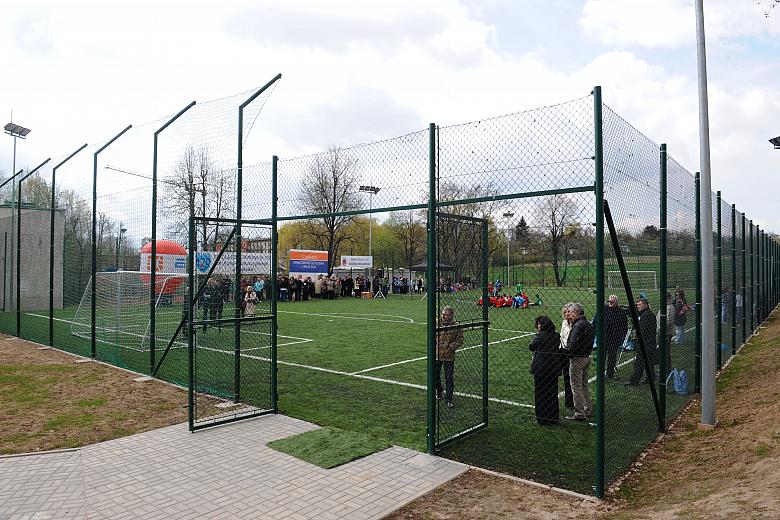 Przy krakowskiej Szkole Podstawowej nr 129 powstał trzeci w kolejności,  nowoczesny kompleks boisk sportowych  wybudowany w rama