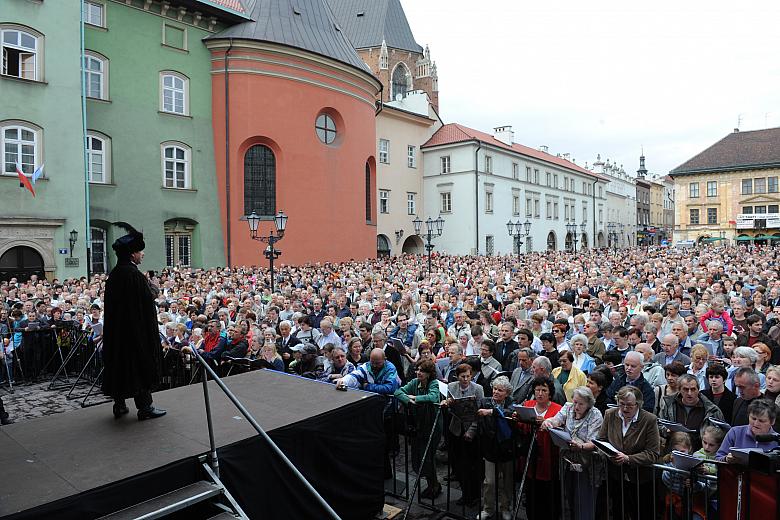 Stało się w Krakowie już tradycją, że ważniejsze święta obchodzimy śpiewająco.
Jak widać krakowianom, jak i tym, którzy mają ok