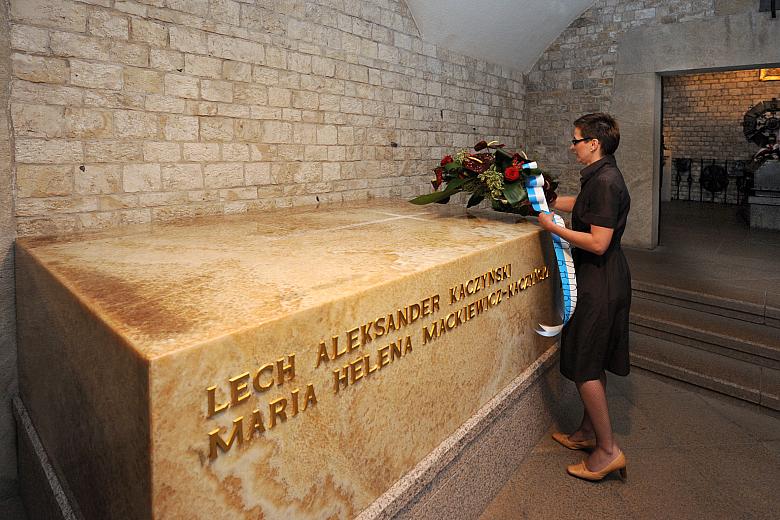 18 czerwca 2010 roku Prezydent Lech Kaczyński ukończyłby 61 lat. Na sarkofagu, w którym spoczywa wraz ze swą małżonką, rankiem t