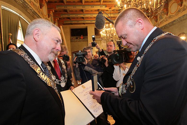 Prezydent Krakowa Jacek Majchrowski uroczyście wręczył medal Prezesowi Laureatki Wiesławowi Jopkowi,...