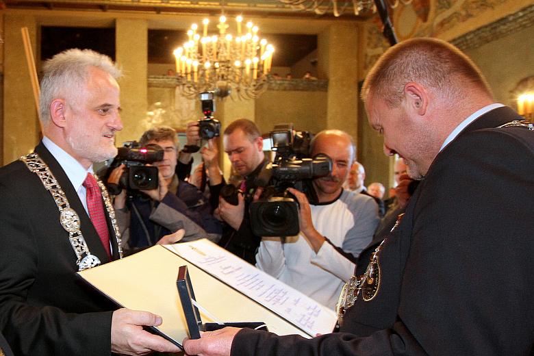 ...który następnie z rąk Przewodniczącego Józefa Pilcha przyjął okolicznościowy dyplom.