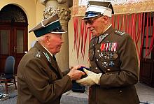 Przedstawiciel 21. Pułku Ułanów Nadwiślańskich wręczył odznakę pułkową ostatniemu dowódcy szwadronu kawalerii polskiej pułkownik