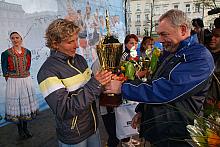 Prezydent Miasta Krakowa Jacek Majchrowski wręczył Puchar zwyciężczyni IV Cracovia Maraton.