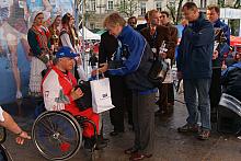 Zastępca Prezydenta Miasta Krakowa Stanisława Urbaniak wręczyła puchary i medale niepełnosprawnym zwycięzcom Maratonu.