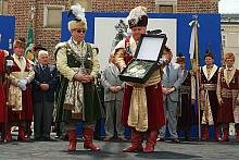 Medale intronizacyjne oraz korona cierniowa z Ziemi Świętej to dary abdykacyjne ustępującego Króla Kurkowego Stanisława Dyrdy.