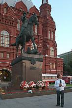 Pomnik marszałka Żukowa, który jak św. Jerzy, patron Rosji tratuje faszystowskiego gada.