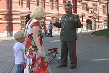 Na Kremlu można spotkać nawet fałszywego Generalissimusa, rzecz jasna z nieodstępną fajką w dłoni.