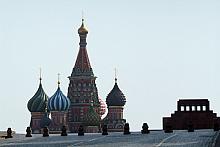 Obok siebie cerkiewne kopuły i zwieńczenie mauzoleum Lenina, świadectwa dziejów Rosji.