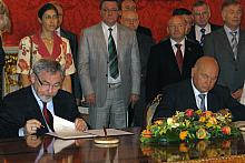 Na dokumencie złożyli podpisy Mer Moskwy Jurij M. Łużkow oraz Prezydent Krakowa Jacek Majchrowski.
Podpisane porozumienie zakła